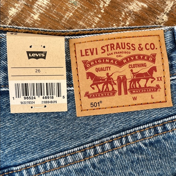 Levi's Women's Blue Denim Shorts NWT - Picture 3 of 5